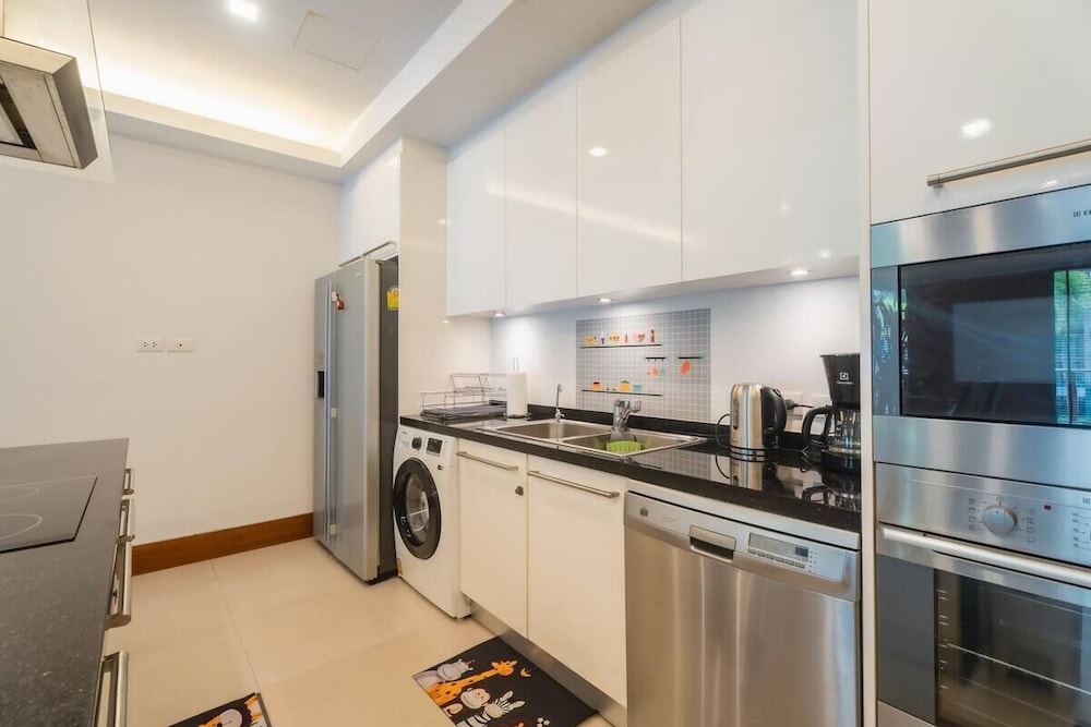 Elegant Beachfront 3BR Condo at Pearl of Naithon