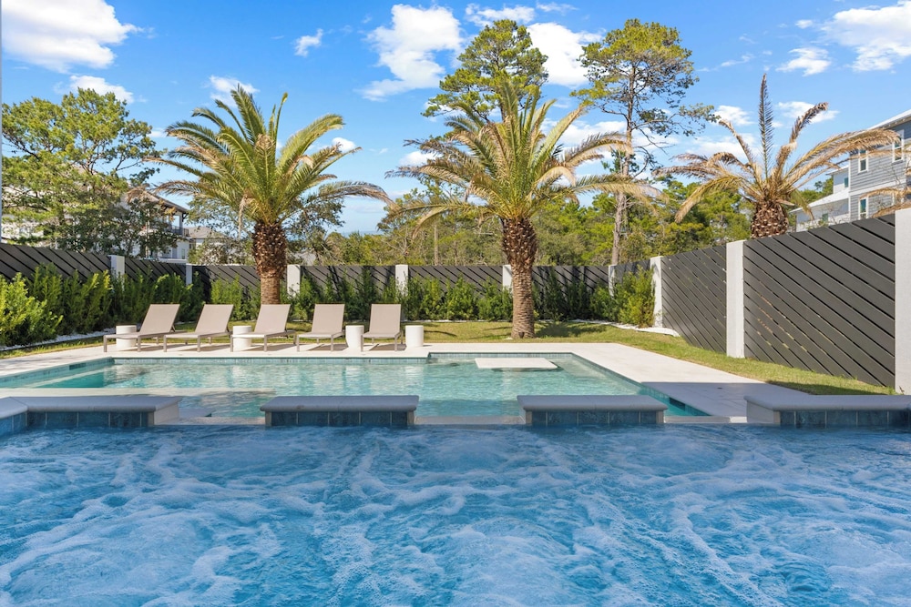 30A Salt & Solace Pool, Golf Cart, Hot Tub + Outdoor Kitchen