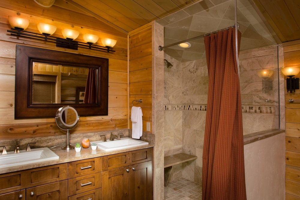 Private Unique On-mtn 4br 4ba 4 Bedroom Cabin by RedAwning
