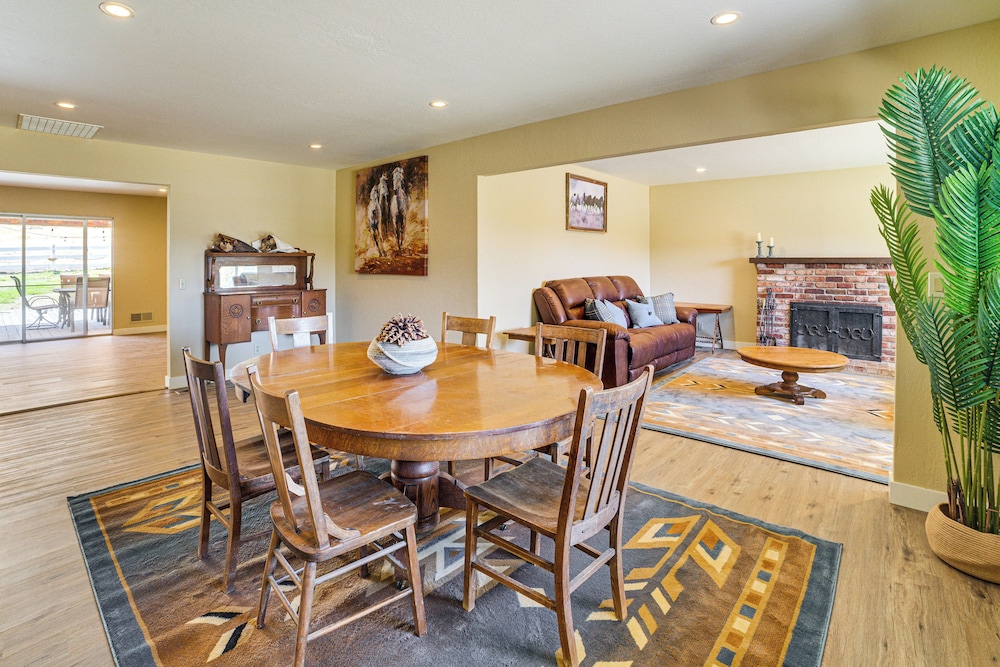 Fenced Yard & Outdoor Bar: Hillside Paicines Home!