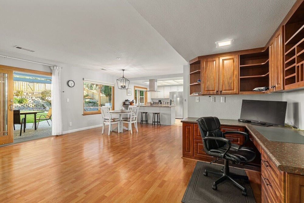 @ Marbella Lane - 4BR Siliconvalley Gempool House
