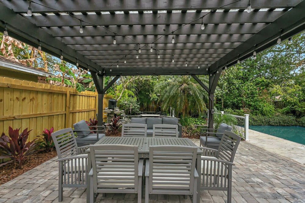 Pool House Oasis - Home for 6 - Image 4