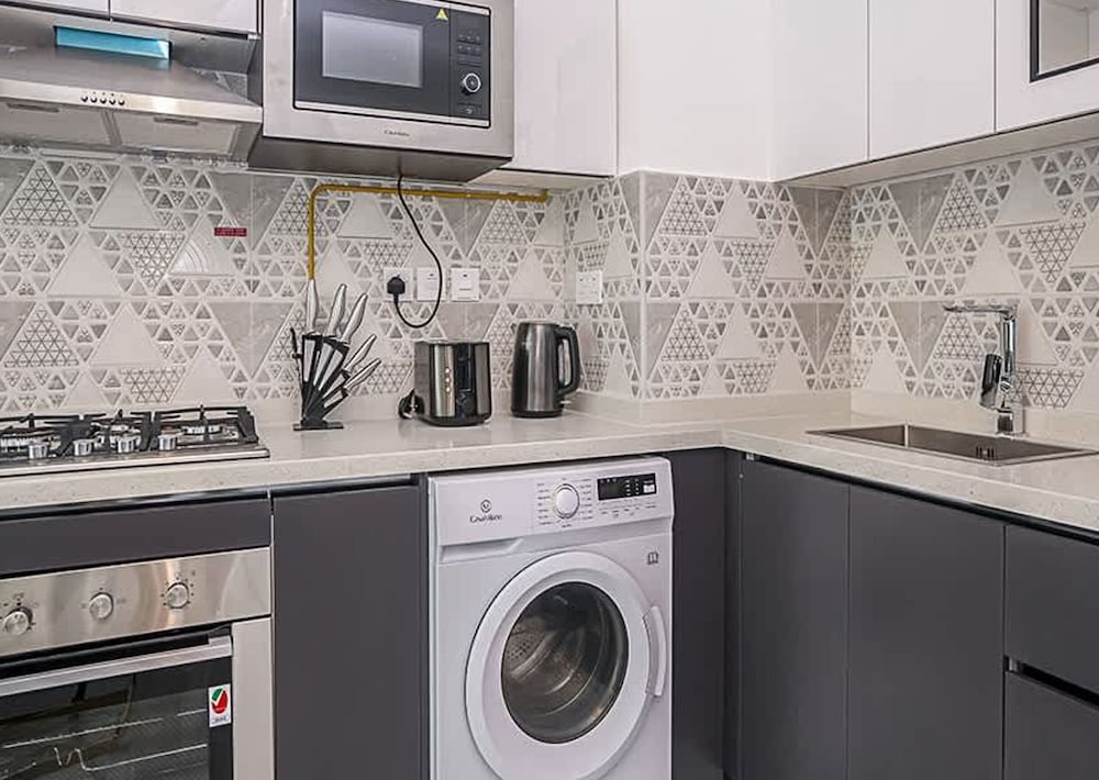 Homesgetaway -spacious 1BR Apt in Pearlz by Danube