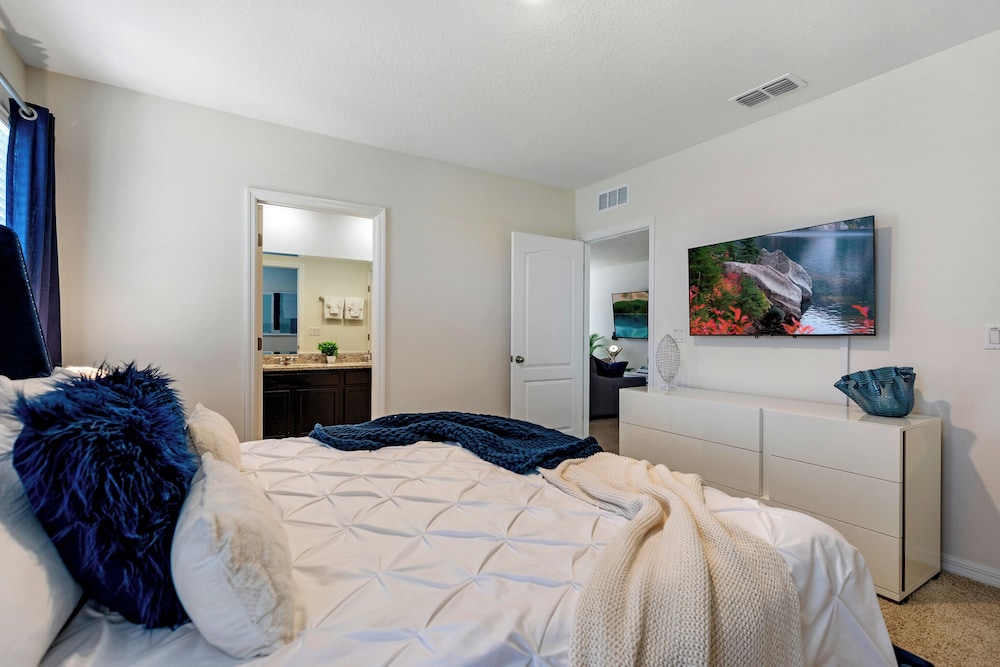 Solterra- LakeView - Private Pool & Spa