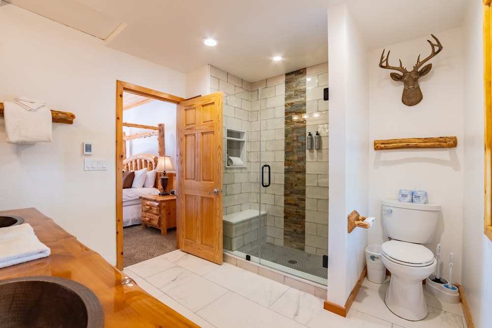 Clover by Avantstay Gorgeous Ski In/ Ski Out Home w/ Game Room & Hot Tub! view 5