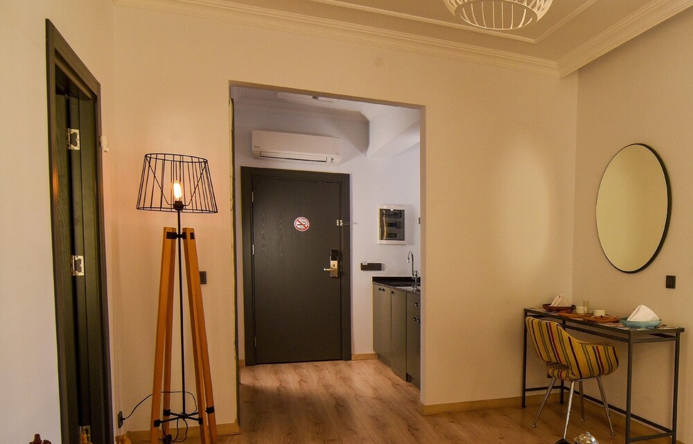 Unique Flat with Cute Balcony GECESEFASI