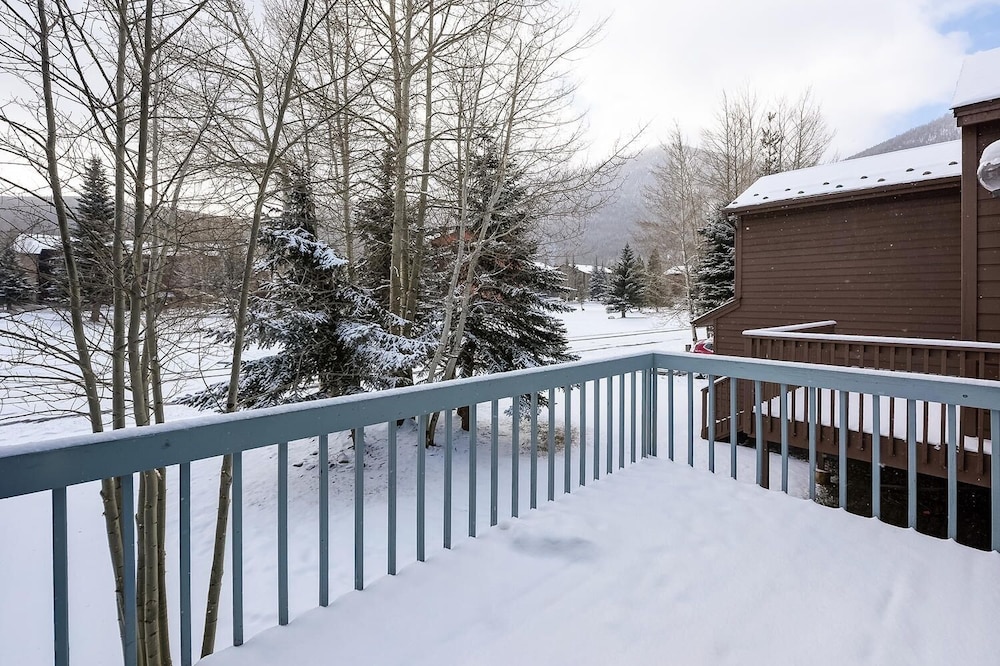Mountainside House 673 4 Bedroom Home by RedAwning