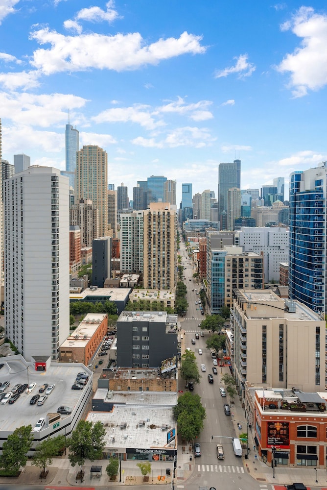 River North 2BR Balcony Walk to Mag Mile Pool