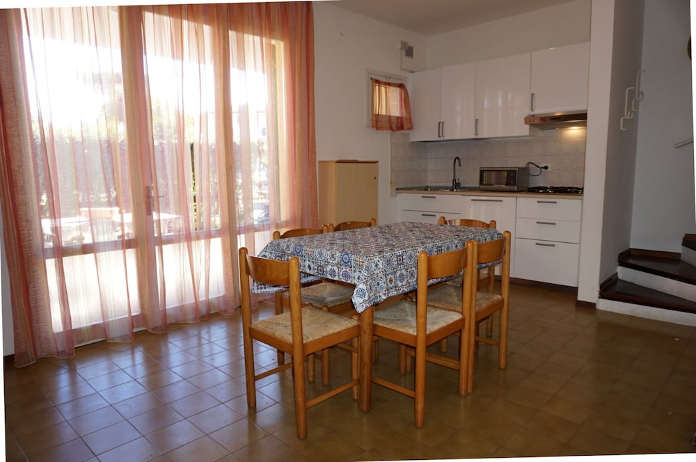 Beautiful Terraced House With Pool and Garden view 3