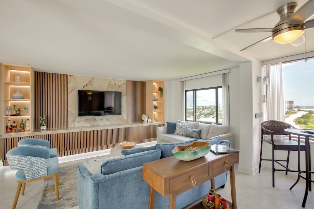4 Mi to Lovers Key SP: Modern Condo w/ Ocean Views