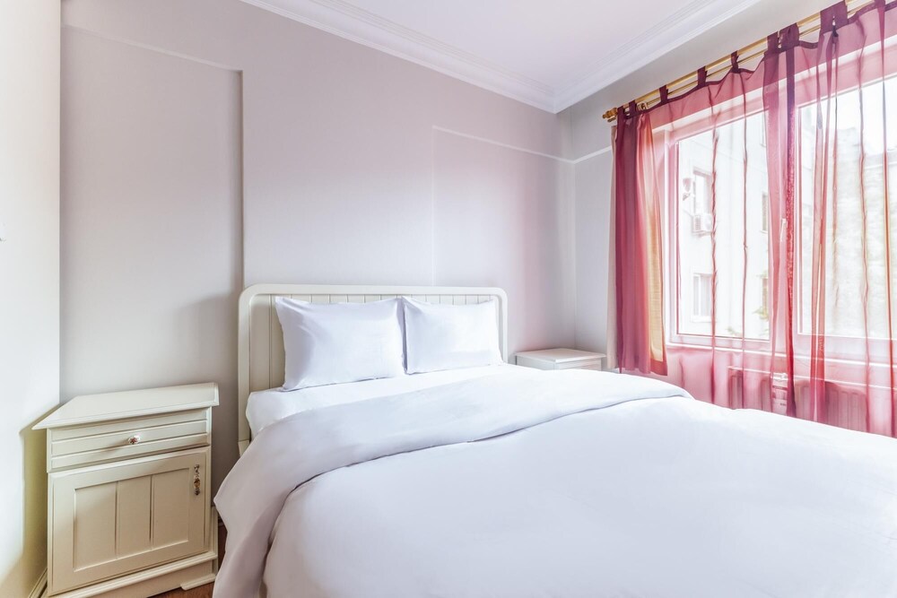 Chic Flat With Balcony Near Subway and Marmaray