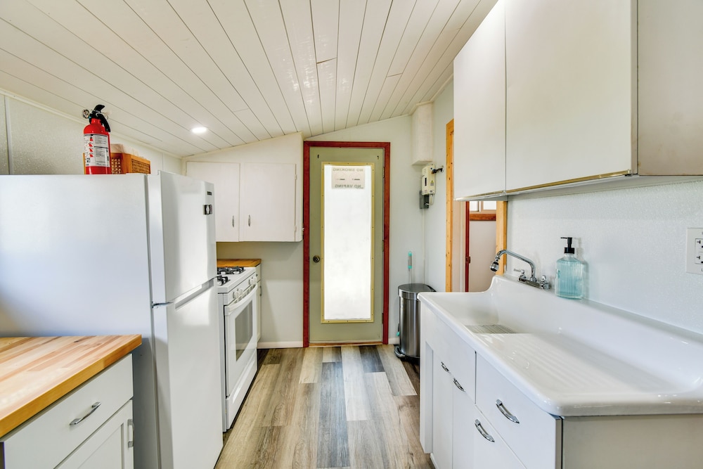 Walk to Houghton Lake: Cabin w/ Fire Pit!