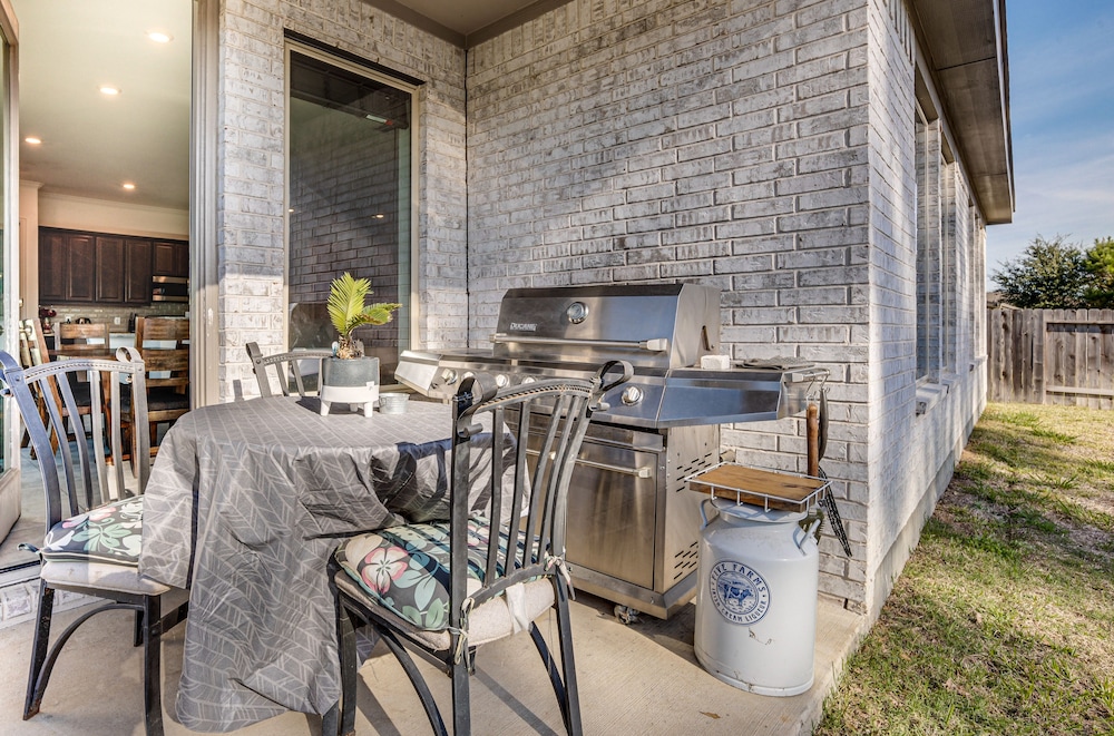 Texas Gem: Home Office Patio, Near Lake Houston - Property Image 8