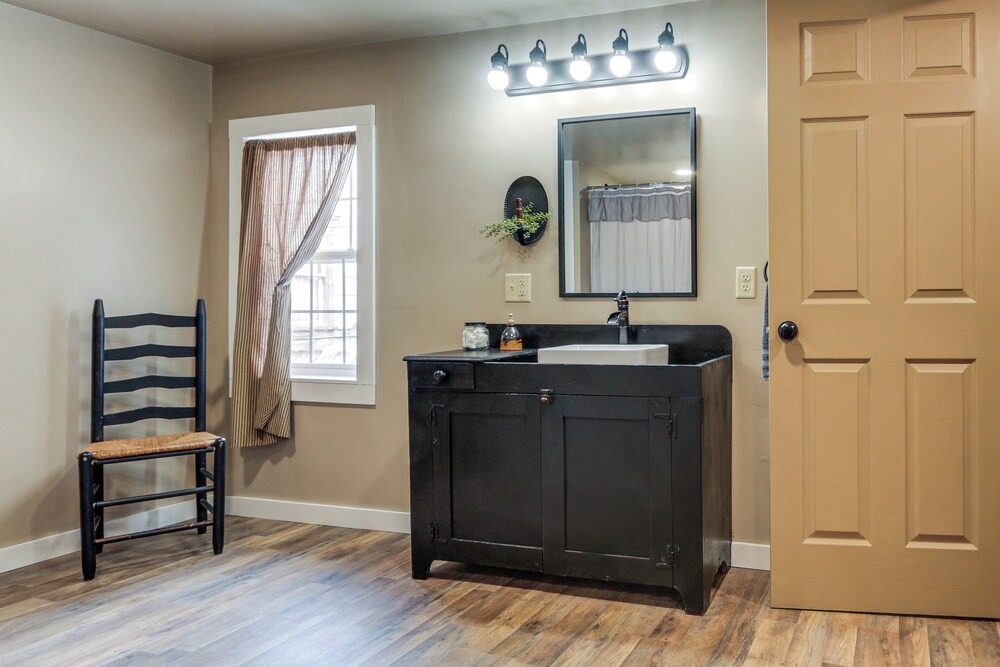 Historic Home w/ Mountain Views in Dry Run