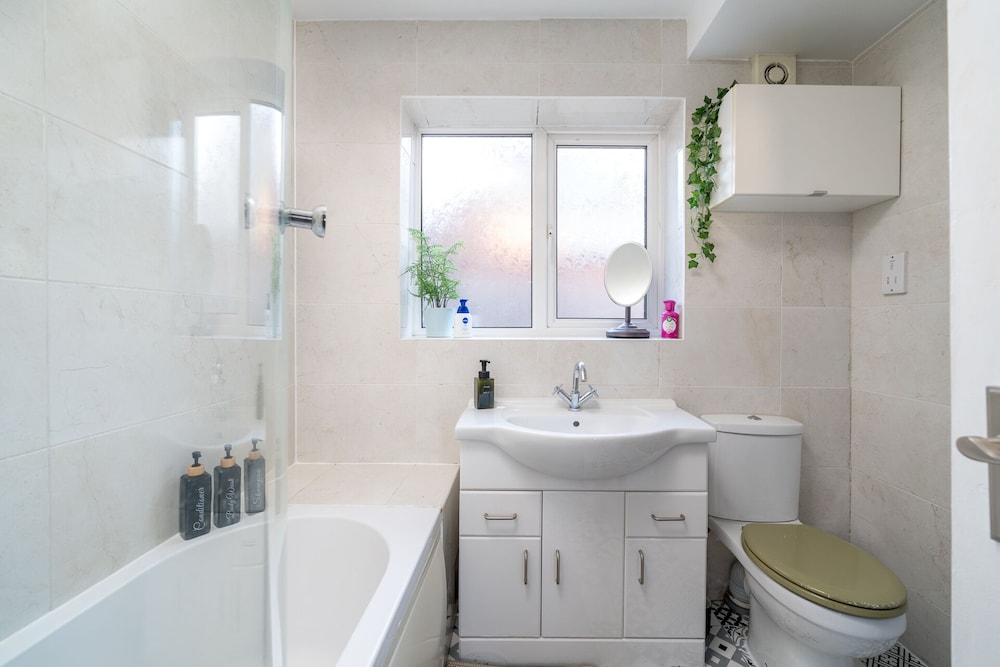 Madika Homes Stunning 2-bed Apartment in Edgware
