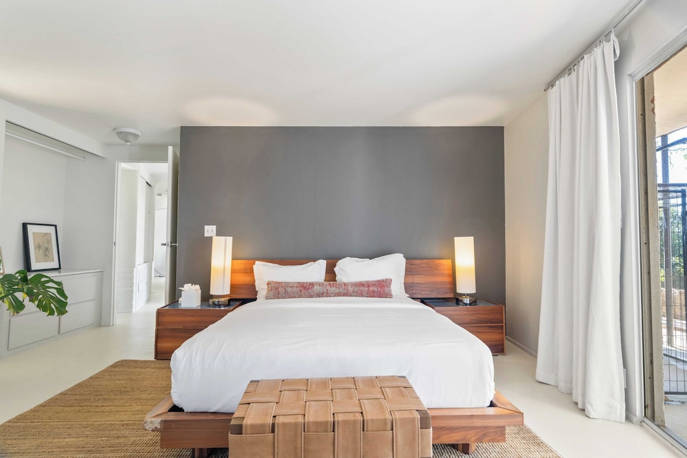 Malibu Hills Home w/ Balcony & Mountain Views Cielo Curve by Avantstay