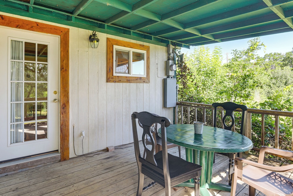2 Mi to Fishing on Lake Whitney: Cottage w/ Deck