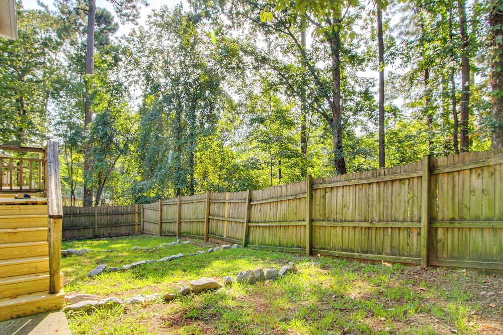 3 Mi to Marina: Quiet Getaway w/ Deck in Lexington