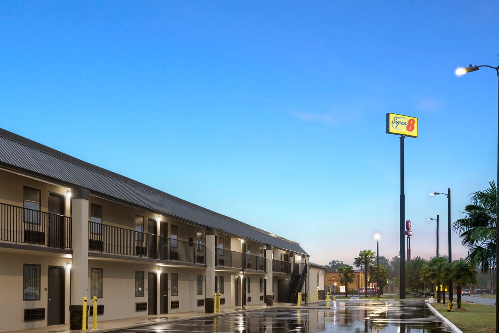 Perry Vacations - Super 8 by Wyndham Perry GA - Property Image 11
