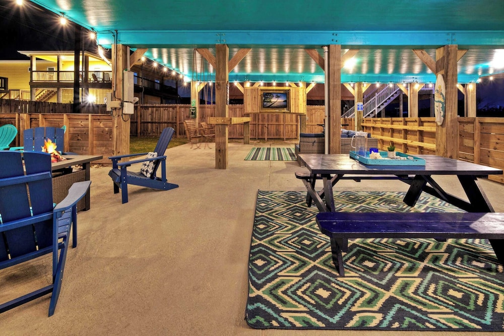 Sleeps 21, 2 Homes 2 Private Pools, Fire Pit, Swing Bar Walk to the Beach