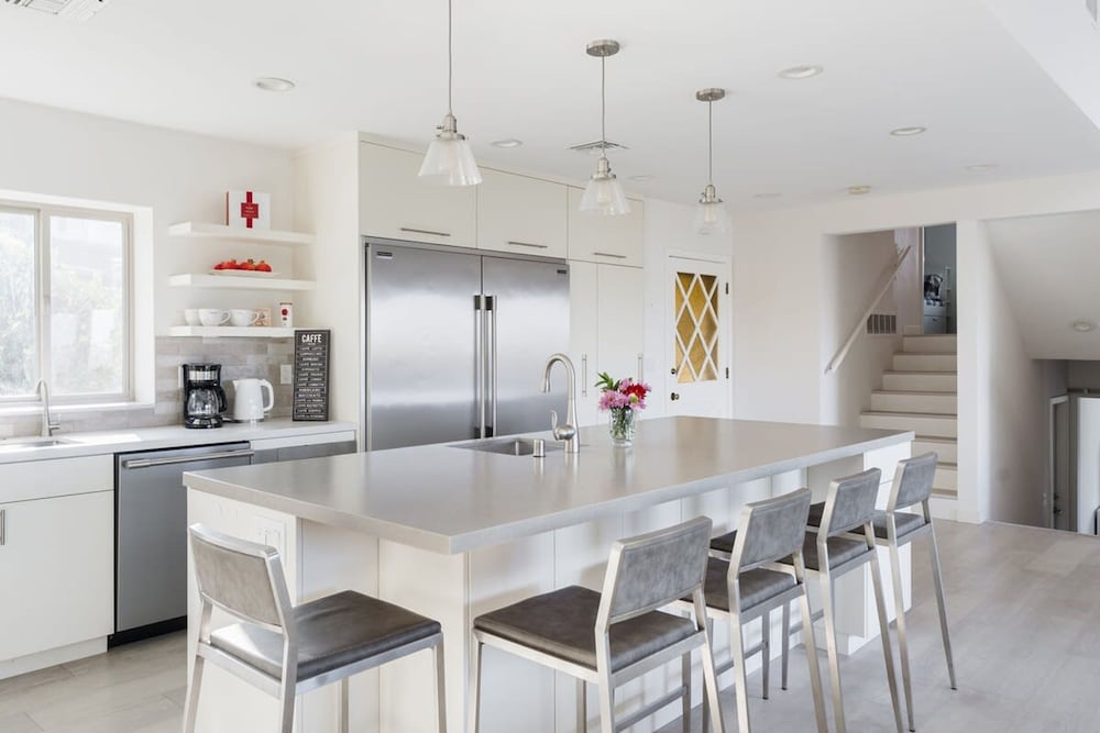 Spacious and Bright 5-bedroom Oasis Pool and Yard