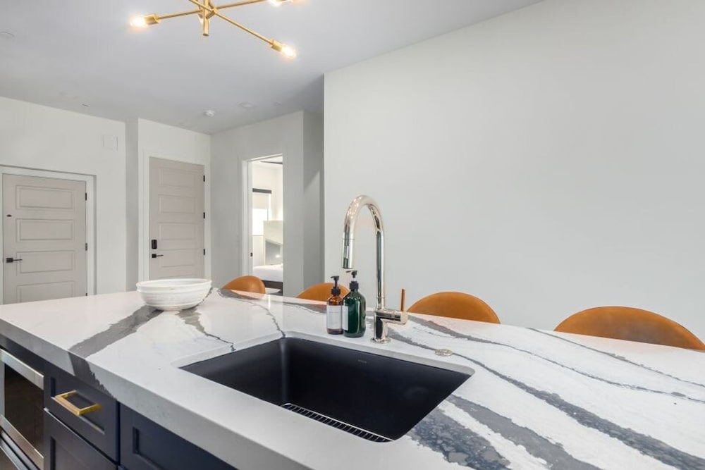 LUX Penthouse Old Town Walkable Gym Mtn Views