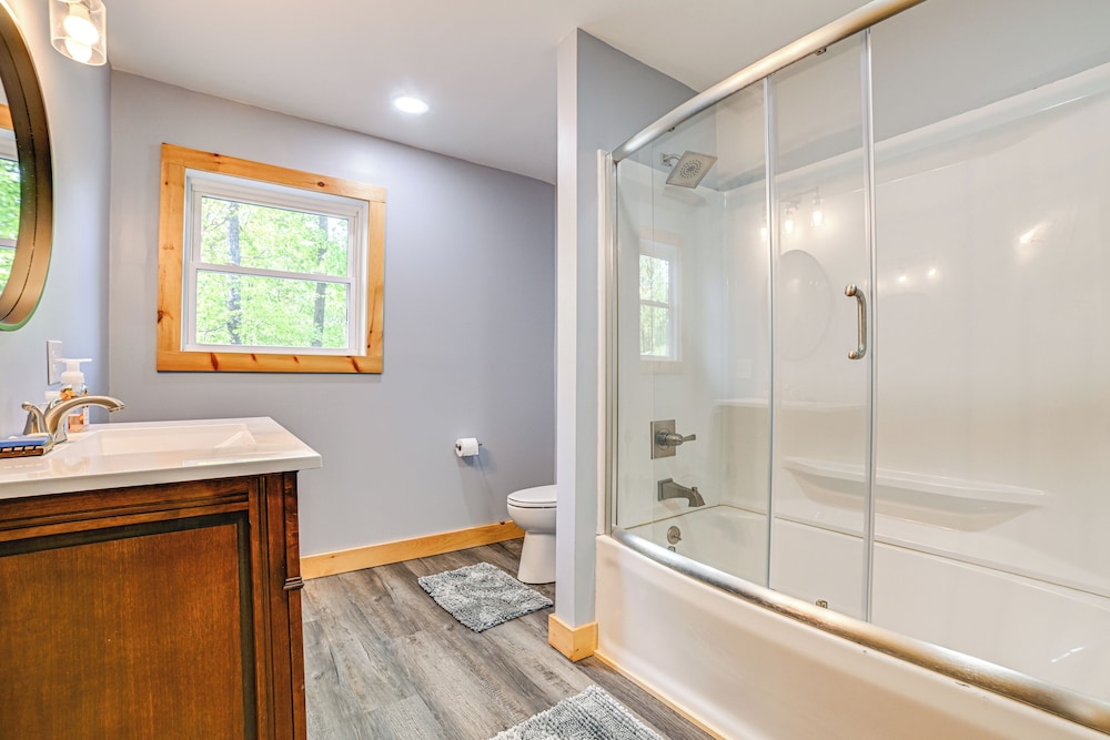 Game Room & Screened Porch: Kentucky Lake Retreat!