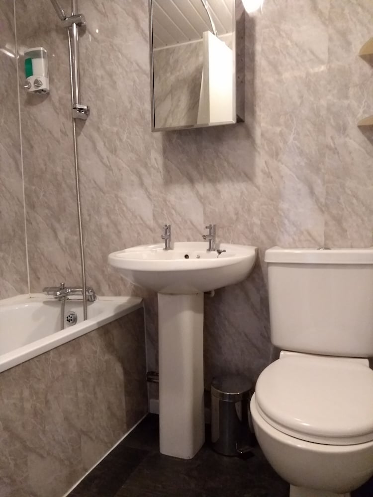 Perfect City Center Location, Parking, 4 Beds