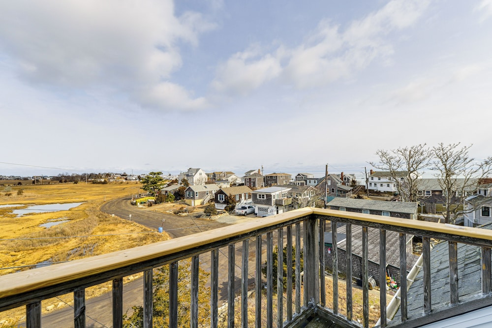 Marshfield Home w/ 4 Decks & Private Beach Access!