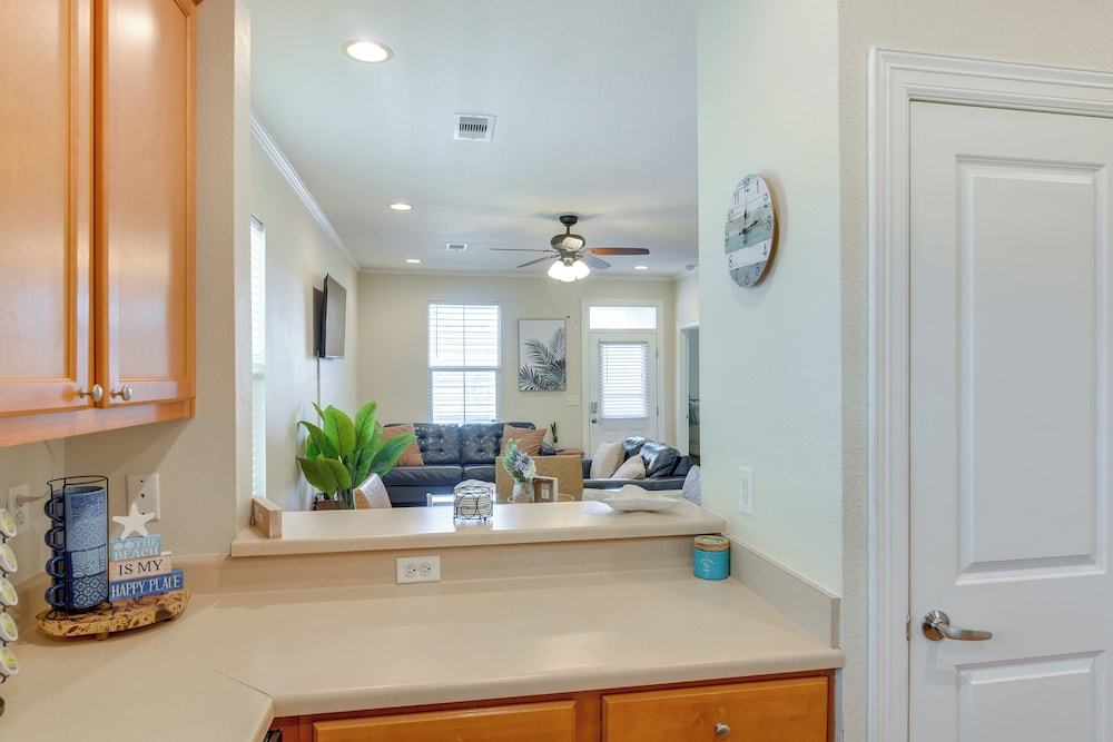 1/2 Mi to Galveston Beach Seawall: Retreat w/ Pool