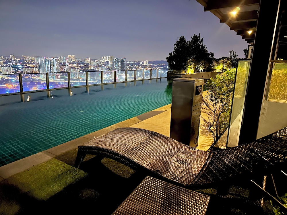 Stylish Urban Oasis photo 2