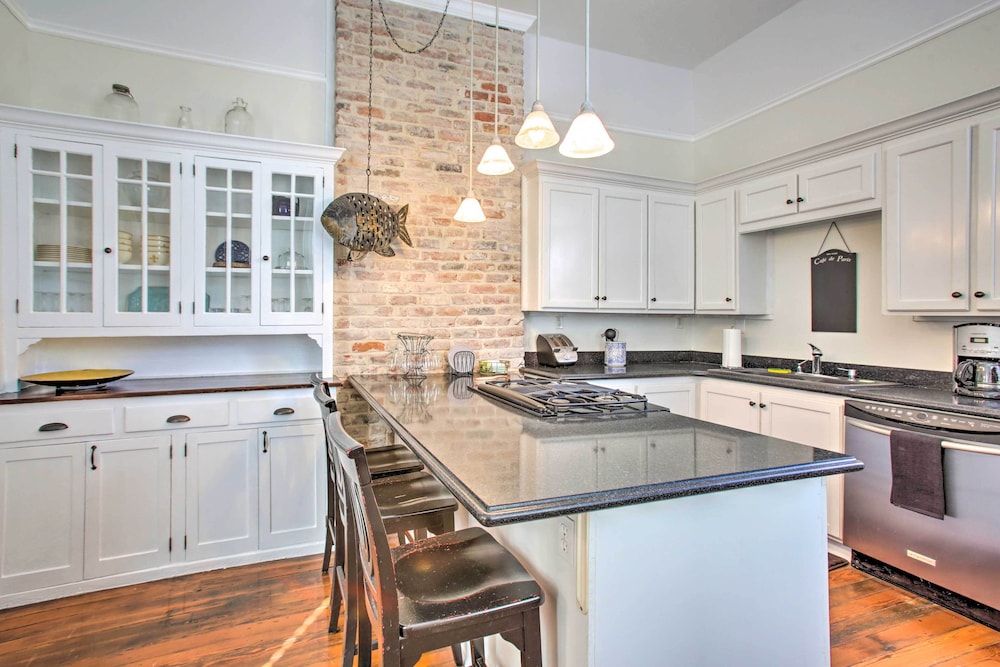 Historic Townhome - 2 Mi to French Quarter!