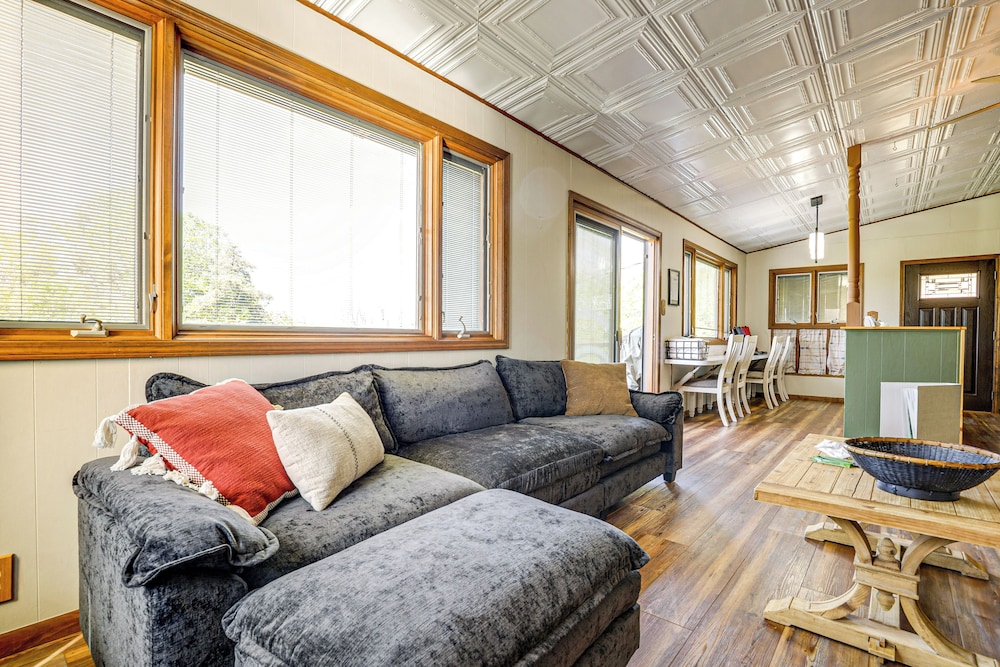 < 1 Mi to Tuttle Creek Lake: Cabin w/ 2 Kayaks!