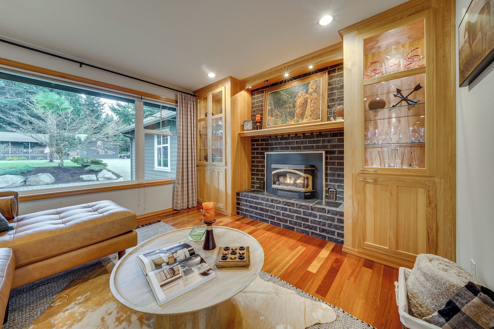 Fire Pit, Chic Deck! Family-friendly Puyallup Home