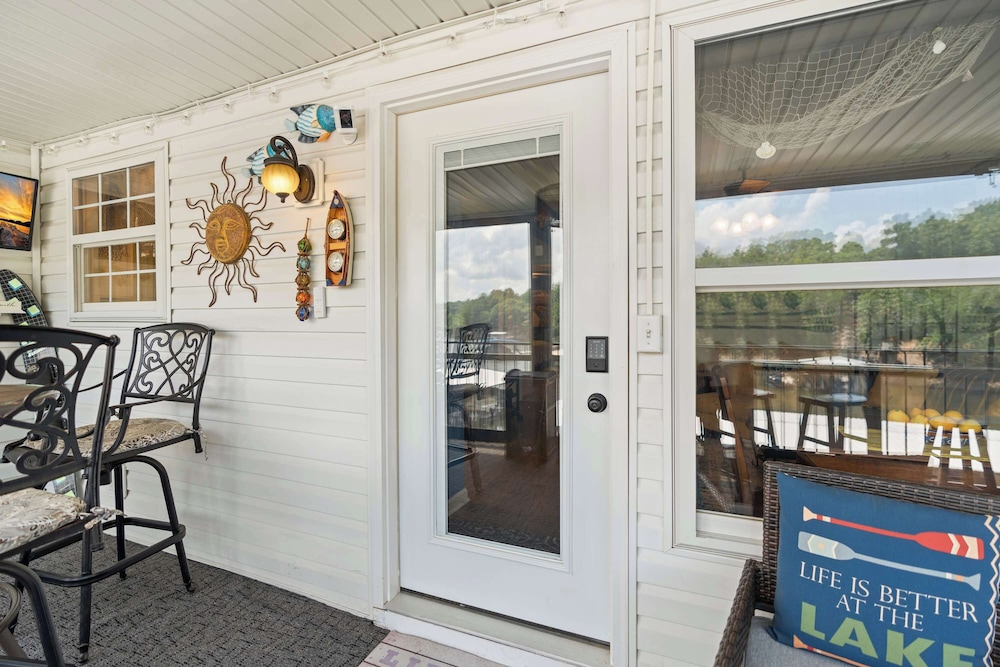Latibe Retreat Lakefront Condo for 4 w/ Balcony & Pool Access