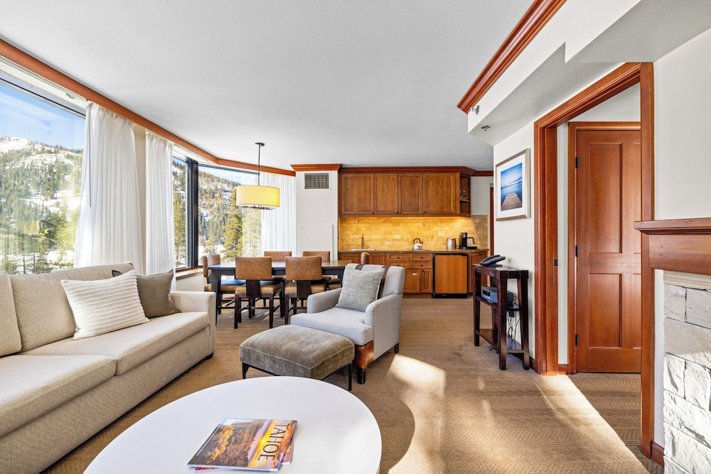 Condo w/ Fireplace & Community Perks