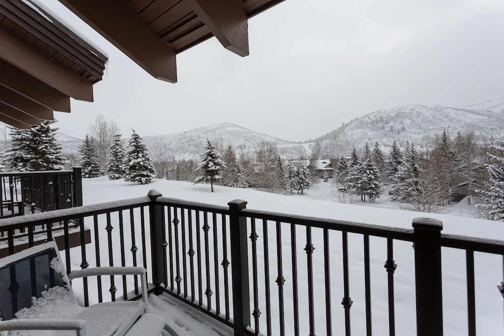 Pinnacle at Deer Valley Resort - Four Bedroom Condo with Hot Tub #1470 4 Condo