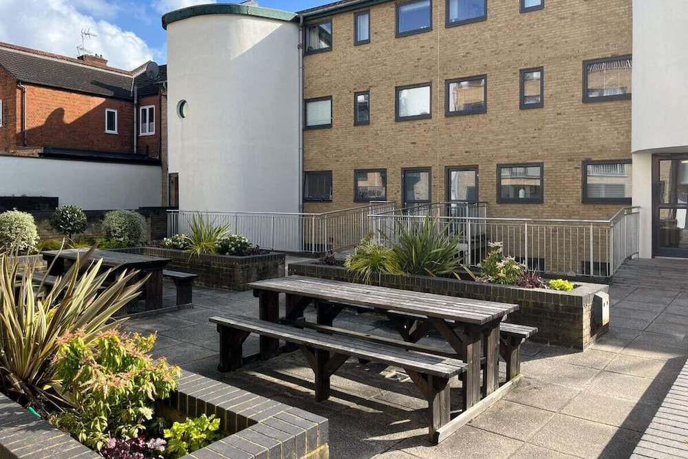 The Queen's Park Getaway - Adorable 2bdr Flat With Terrace