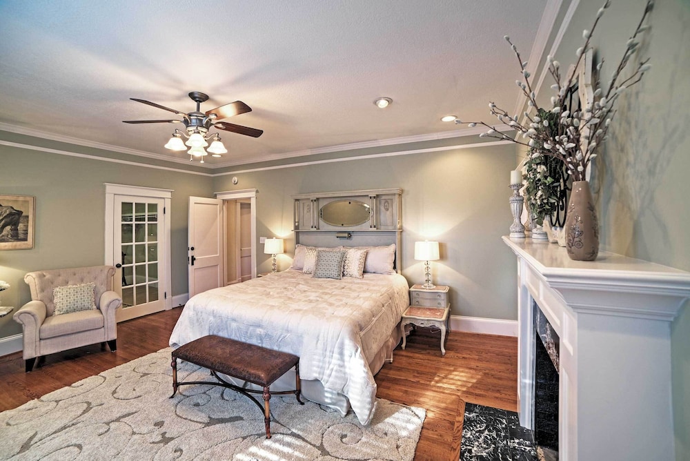 Spacious & Stunning Cleveland Getaway on 1 Acre view 3