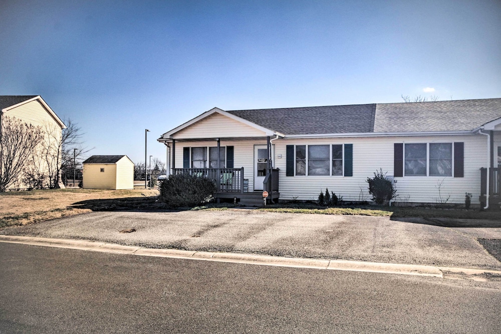 Milton Townhouse ~ 9 Mi to Delaware Bay! view 5