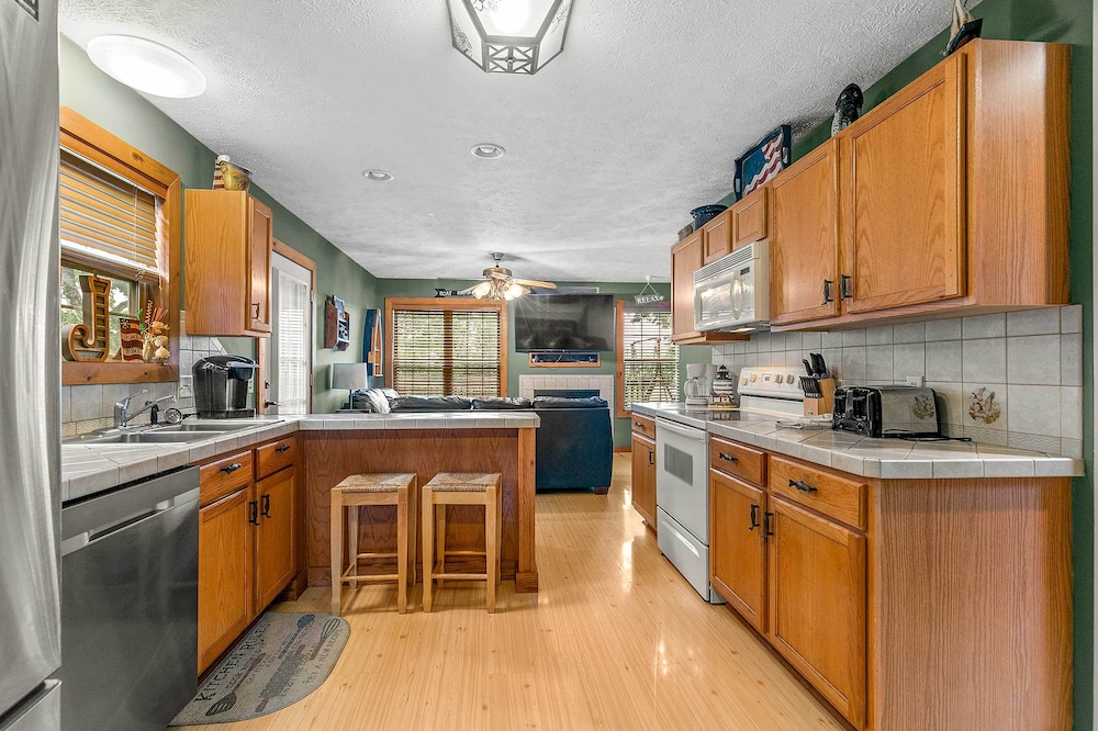 Walk to Lake: Lampe Cabin w/ Fireplace & Deck! view 4