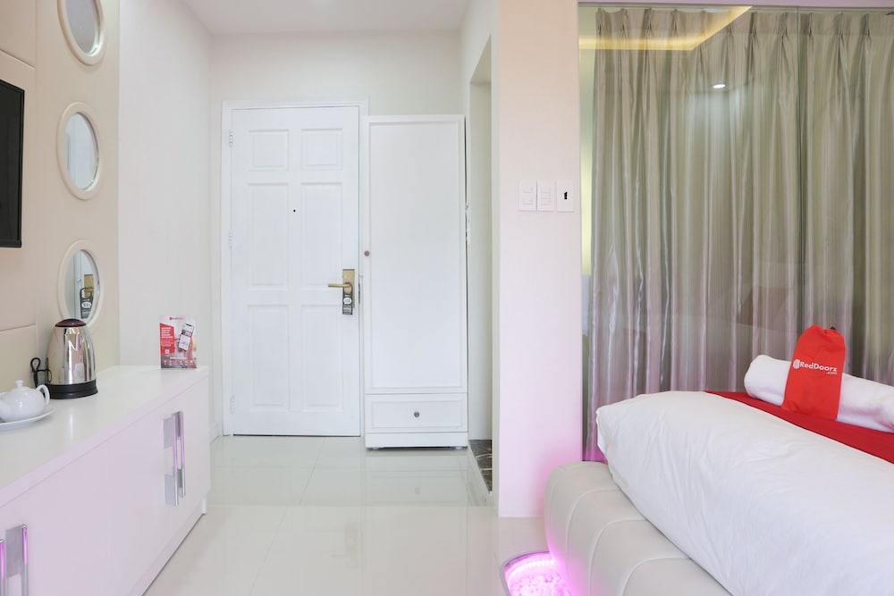 RedDoorz Premium @ Nguyen Oanh Street