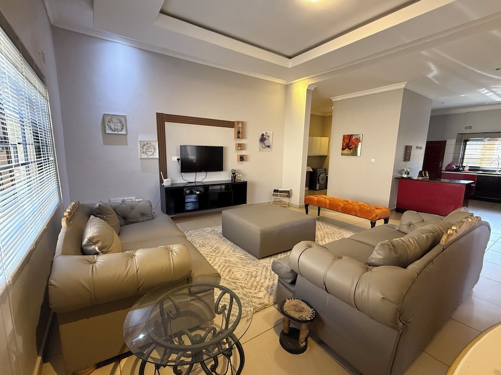 Spacious & Modern 3-bedroom Foxdale
