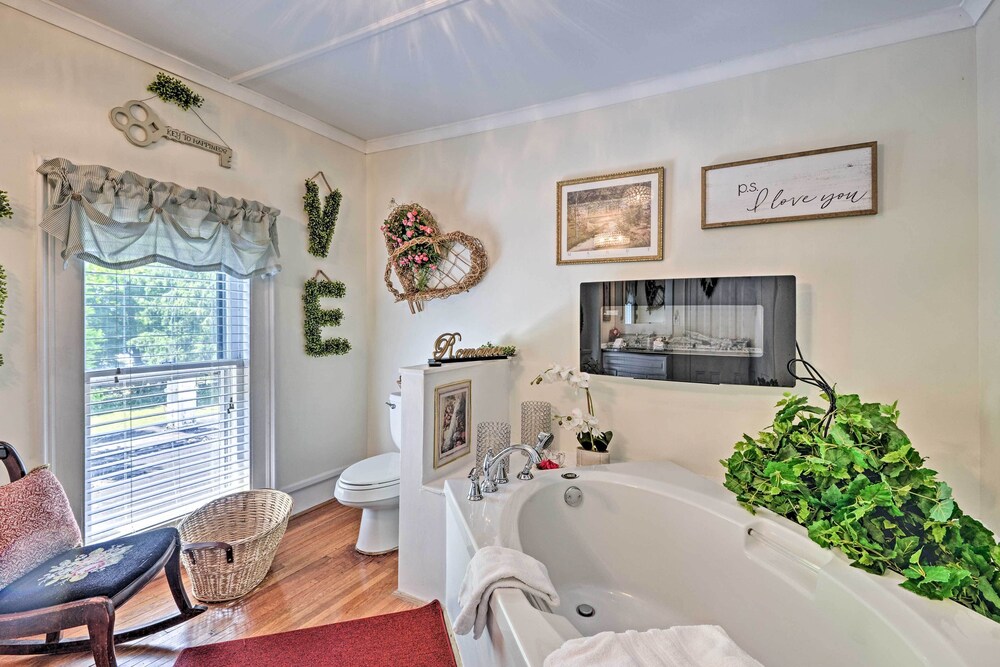 Historic Keuka Lake Estate in Hammondsport w/ Pool