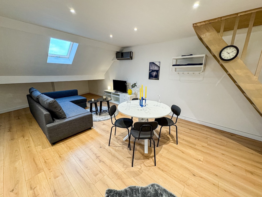 Modern 1BR 1LR Apartment Walk To Rabot