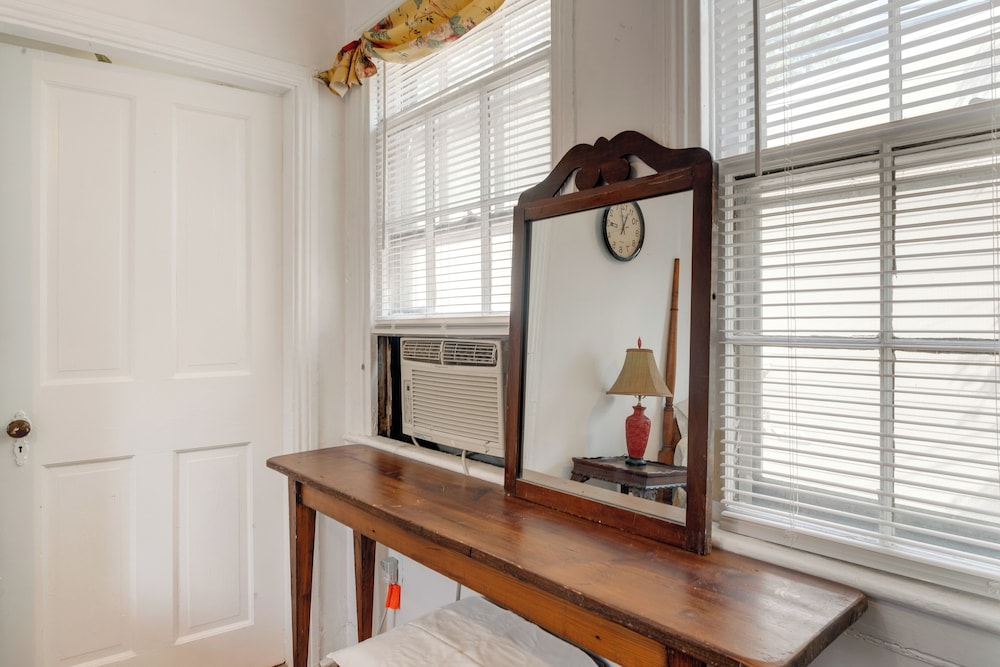 1 Mi to Old Town: Historic Area Gem in Alexandria