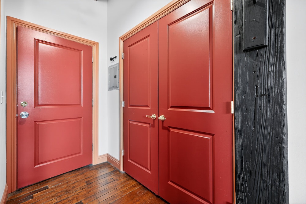 Beautiful 'rose Themed' Loft Near Downtown Detroit 1 Bedroom Apts