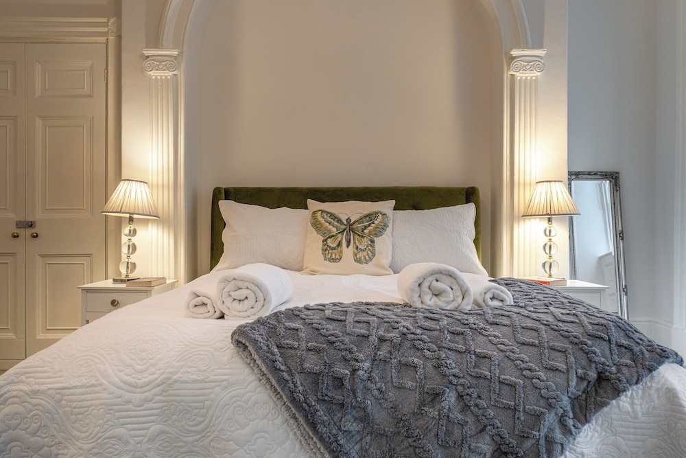 Garden Flat Apartment in Grosvenor Place