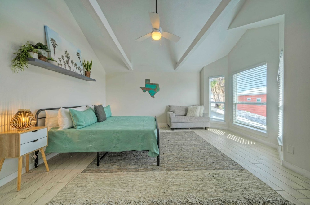 Sleeps 20! 2 Homes Near the Beach, Private Pools, Gameroom, Large Family Retreat