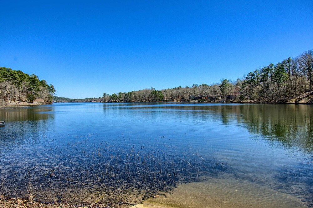 Walk to Lake Desoto: Hot Springs Village Retreat!